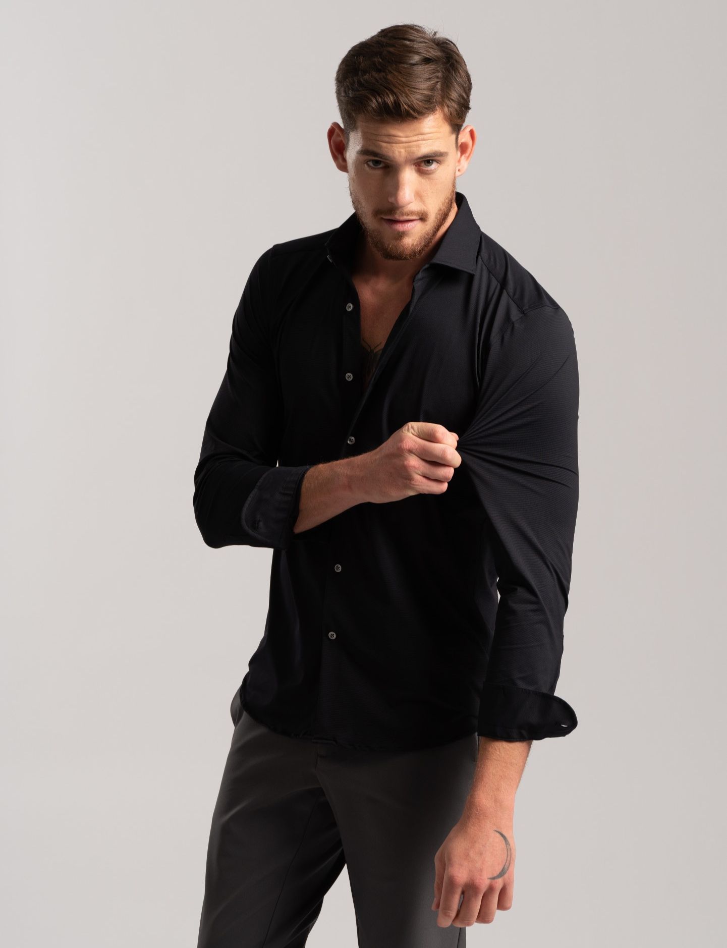 Uomo con camicia nera stretch